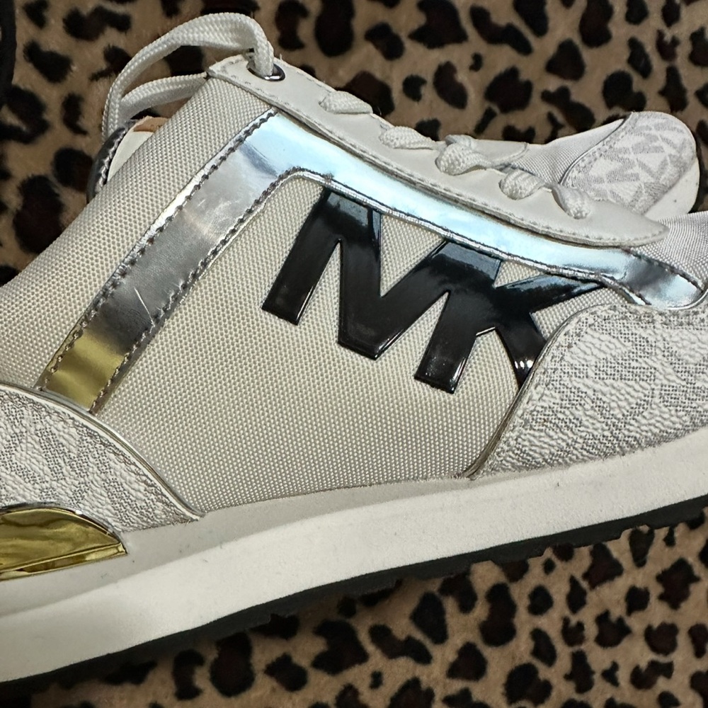 MICHAEL KORS MADDY TWO TINE LOGO TRAINER SNEAKERS - Picture 4 of 6